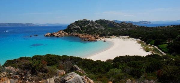 Bãi biển cát hồng Spiaggia Rosa ở Budelli, một trong những đảo thuộc quần đảo Maddalena ở đông bắc Sardinia thuộc Italy, có cảnh sắc như một tác phẩm nghệ thuật. Bãi biển hồng chỉ được ngắm từ xa. Ảnh: Wiki. Bãi biển cát hồng Spiaggia Rosa ở Budelli, một trong những đảo thuộc quần đảo Maddalena ở đông bắc Sardinia thuộc Italy, có cảnh sắc như một tác phẩm nghệ thuật. Bãi biển hồng chỉ được ngắm từ xa. Ảnh: Wiki.