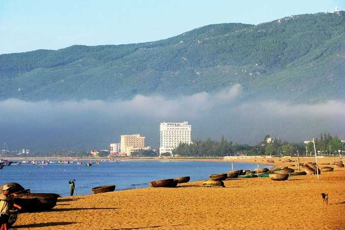 Bãi biển Quy Nhơn nằm ngay ở trung tâm thành phố, sở hữu đường cong giống như vầng trăng khuyết với biển xanh, cát vàng kéo dài 5 km từ mũi Tấn đến Ghềnh Ráng. Ngoài vui chơi, tắm biển, du khách cũng có thể thưởng thức những món hải sản tươi ngon đặc trưng của Quy Nhơn tại phố ẩm thực Xuân Diệu ở gần đó. Ảnh: Hồng Hà.