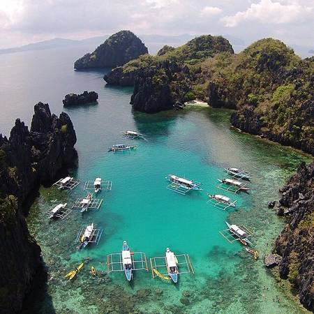 Biển ở El Nido, Philippines. Một nhiếp ảnh gia chuyên chụp ảnh từ flycam nhận xét: "Mọi thứ đều đẹp hơn khi nhìn từ trên cao". Điều này được chứng minh bằng bộ ảnh đẹp đến nín thở này.