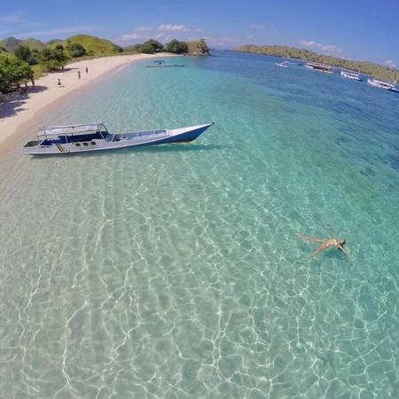 Bãi biển Pink, đảo Komodo, Indonesia. Những hình ảnh này được chia sẻ trên trang Instagram với các hashtag như #FromWhereIStand và #FromWhereIRun.