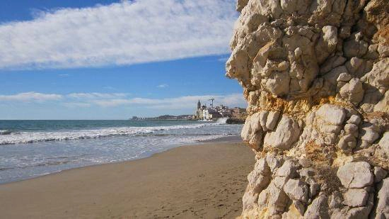 <strong>Bãi biển Cala Balmins, Tây Ban Nha: </strong>Tại đây có rất nhiều vịnh và hang nhỏ dành cho những người thích khỏa thân nhưng muốn có vị trí kín đáo hơn. <strong>Bãi biển Cala Balmins, Tây Ban Nha: </strong>Tại đây có rất nhiều vịnh và hang nhỏ dành cho những người thích khỏa thân nhưng muốn có vị trí kín đáo hơn.