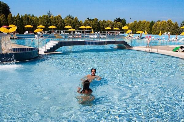 <strong>Bãi biển Valalta, Croatia: </strong>Đây giống như một khu nghỉ dưỡng của những người thích tắm tiên, với khu trại riêng, các căn lều và một bến đỗ du thuyền. <strong>Bãi biển Valalta, Croatia: </strong>Đây giống như một khu nghỉ dưỡng của những người thích tắm tiên, với khu trại riêng, các căn lều và một bến đỗ du thuyền.