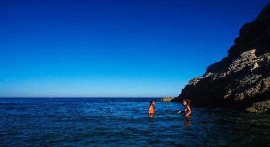 <strong>Bãi biển Praia do Pinho, Brazil: </strong>Có thể nói đây là nơi lý tưởng cho những phụ nữ muốn có một môi trường thoải mái, an toàn để nude, bởi các nam giới không có phụ nữ đi cùng không được phép vào đây, trừ người theo chủ nghĩa tự nhiên đã được cấp phép. <strong>Bãi biển Praia do Pinho, Brazil: </strong>Có thể nói đây là nơi lý tưởng cho những phụ nữ muốn có một môi trường thoải mái, an toàn để nude, bởi các nam giới không có phụ nữ đi cùng không được phép vào đây, trừ người theo chủ nghĩa tự nhiên đã được cấp phép.