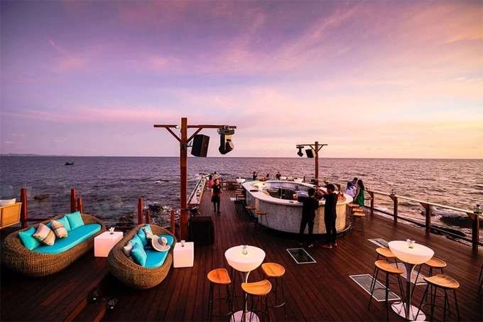 Tầm nhìn của bar giúp bạn có giảm giác thư giãn tối đa. Ảnh: Rock Island Club