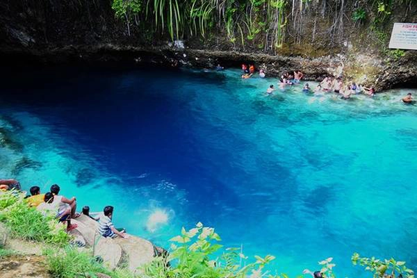 <strong>Dòng sông màu nhiệm, Mindanao, Philippines: </strong>Sông Hinatuan, hay còn được người dân địa phương gọi là “Dòng sông màu nhiệm” vì nước dường như chảy ra từ lòng đất, một dòng sông nước mặn. Làn nước xanh biếc, mát lạnh và trong vắt mời gọi các du khách. Nước sạch và trong tới mức bạn chỉ muốn ngâm mình ở đó cả ngày. Nơi này giống như một bể thủy sinh tự nhiên bởi có nhiều loài cá xuất hiện quanh bạn. Ảnh: Philippinetouristattractions. <strong>Dòng sông màu nhiệm, Mindanao, Philippines: </strong>Sông Hinatuan, hay còn được người dân địa phương gọi là “Dòng sông màu nhiệm” vì nước dường như chảy ra từ lòng đất, một dòng sông nước mặn. Làn nước xanh biếc, mát lạnh và trong vắt mời gọi các du khách. Nước sạch và trong tới mức bạn chỉ muốn ngâm mình ở đó cả ngày. Nơi này giống như một bể thủy sinh tự nhiên bởi có nhiều loài cá xuất hiện quanh bạn. Ảnh: Philippinetouristattractions.
