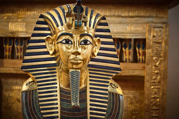 Nguyên nhân cái chết của Vua Tutankhamun: Vua Tutankhamun là một trong những vị pharaoh nổi tiếng của Ai Cập dù qua đời khi còn trẻ. Theo ảnh chụp X-quang và chụp cắt lớp CT xác ướp, nhà vua bị thương khá nặng ở xương sườn và bị gãy một chân. Điều này dẫn tới kết luận rằng nhà vua chết do bị một xe ngựa đâm phải. Ảnh: MomJunction. Nguyên nhân cái chết của Vua Tutankhamun: Vua Tutankhamun là một trong những vị pharaoh nổi tiếng của Ai Cập dù qua đời khi còn trẻ. Theo ảnh chụp X-quang và chụp cắt lớp CT xác ướp, nhà vua bị thương khá nặng ở xương sườn và bị gãy một chân. Điều này dẫn tới kết luận rằng nhà vua chết do bị một xe ngựa đâm phải. Ảnh: MomJunction.