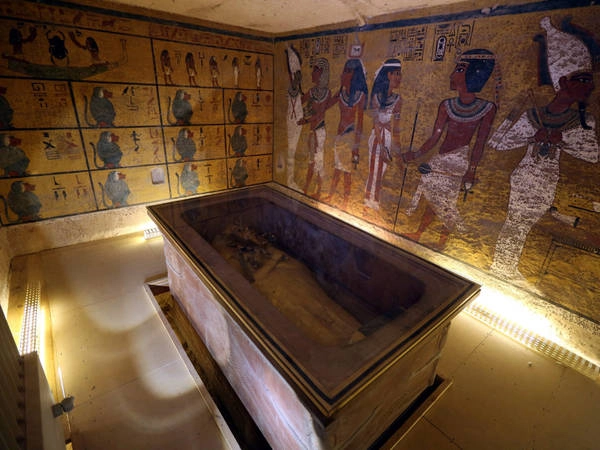 Tuy nhiên, nhiều giả thuyết khác đã được đưa ra. Nguyên nhân cái chết của Vua Tutankhamun có thể là từ một cú đá của ngựa kéo xe, hay thậm chí từ một vụ tấn công của hà mã. Một số xương sườn của nhà vua đã biến mất, có thể là do vụ tai nạn, cũng có thể là do bị bọn trộm mộ cắt bỏ để lấy đá quý trong lồng ngực. Ảnh: The Independent. Tuy nhiên, nhiều giả thuyết khác đã được đưa ra. Nguyên nhân cái chết của Vua Tutankhamun có thể là từ một cú đá của ngựa kéo xe, hay thậm chí từ một vụ tấn công của hà mã. Một số xương sườn của nhà vua đã biến mất, có thể là do vụ tai nạn, cũng có thể là do bị bọn trộm mộ cắt bỏ để lấy đá quý trong lồng ngực. Ảnh: The Independent.