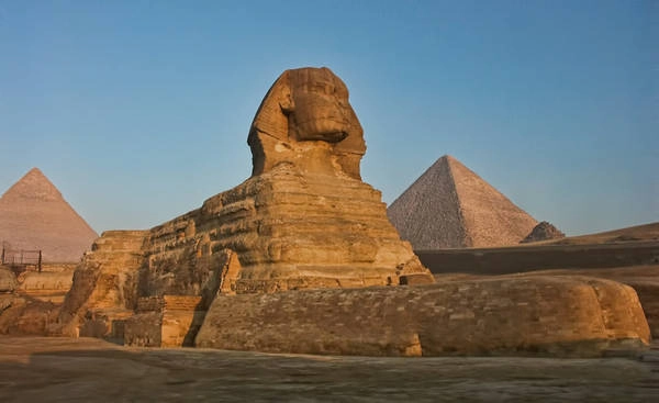 Trước hết, chúng ta không biết người Ai Cập cổ gọi biểu tượng này là gì. “Sphinx” (nhân sư) là một thuật ngữ tiếng Hy Lạp chưa tồn tại vào thời Pharaoh Khafre xây dựng công trình này. Ngoài ra, ý nghĩa thực sự của nhân sư cũng chưa được làm rõ. Thần Ruti của Ai Cập cổ có hình dạng như hai con sư tử gắn liền ở lưng, bảo vệ lối vào thế giới bên kia. Điều này nghe khá giống nhân sư, nhưng bức tượng thiếu đi chiếc đầu thứ hai để có thể khẳng định giả thuyết này. Ảnh: Truth Control. Trước hết, chúng ta không biết người Ai Cập cổ gọi biểu tượng này là gì. “Sphinx” (nhân sư) là một thuật ngữ tiếng Hy Lạp chưa tồn tại vào thời Pharaoh Khafre xây dựng công trình này. Ngoài ra, ý nghĩa thực sự của nhân sư cũng chưa được làm rõ. Thần Ruti của Ai Cập cổ có hình dạng như hai con sư tử gắn liền ở lưng, bảo vệ lối vào thế giới bên kia. Điều này nghe khá giống nhân sư, nhưng bức tượng thiếu đi chiếc đầu thứ hai để có thể khẳng định giả thuyết này. Ảnh: Truth Control.
