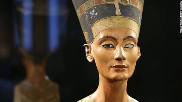 Số phận của Nữ hoàng Nefertiti: Ngoài Cleopatra, khó có phụ nữ Ai Cập cổ nào nổi tiếng hơn Nữ hoàng Nefertiti. Bà trị vì cạnh Pharaoh Akhenaten suốt nhiều năm trời, cho tới khi đột ngột biến mất. Sau năm 1336 trước Công nguyên, các ghi chép đều không hề nhắc tới chuyện gì đã xảy ra với bà. Chúng ta cũng chưa tìm thấy lăng mộ hay xác ướp của Nữ hoàng. Ảnh: CNN. Số phận của Nữ hoàng Nefertiti: Ngoài Cleopatra, khó có phụ nữ Ai Cập cổ nào nổi tiếng hơn Nữ hoàng Nefertiti. Bà trị vì cạnh Pharaoh Akhenaten suốt nhiều năm trời, cho tới khi đột ngột biến mất. Sau năm 1336 trước Công nguyên, các ghi chép đều không hề nhắc tới chuyện gì đã xảy ra với bà. Chúng ta cũng chưa tìm thấy lăng mộ hay xác ướp của Nữ hoàng. Ảnh: CNN.