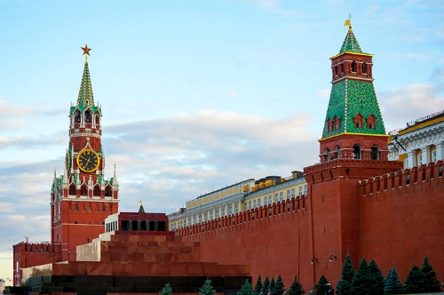 Quảng trường đỏ nằm ngay cạnh điện Kremlin. Ảnh: Onthegotours. Quảng trường đỏ nằm ngay cạnh điện Kremlin. Ảnh: Onthegotours.