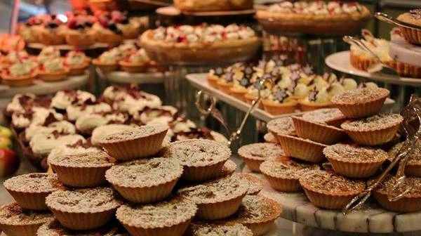 Khách sạn Four Seasons, Los Angeles, Mỹ: Với 10 quầy đồ ăn, 2 quầy bar, bạn sẽ được thỏa sức thưởng thức các món ăn và rượu ngon. Khách sạn phục vụ đủ món, từ bánh quế Bỉ, trứng ốp tới sushi, điểm tâm, salad... Ảnh: Fourseasons. Khách sạn Four Seasons, Los Angeles, Mỹ: Với 10 quầy đồ ăn, 2 quầy bar, bạn sẽ được thỏa sức thưởng thức các món ăn và rượu ngon. Khách sạn phục vụ đủ món, từ bánh quế Bỉ, trứng ốp tới sushi, điểm tâm, salad... Ảnh: Fourseasons.