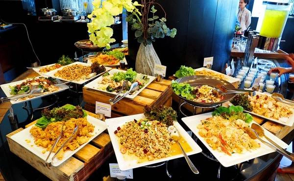 Le Meridien, Chiang Rai, Thái Lan: Le Meridien có mặt trong danh sách này nhờ ẩm thực hạng nhất và dịch vụ tuyệt vời. Các nhân viên giúp du khách giải trí với các màn trình diễn nấu ăn hấp dẫn. Bánh pudding, nước quả và hải sản tươi ngon sẽ khiến các du khách hài lòng. Ảnh: 2madames. Le Meridien, Chiang Rai, Thái Lan: Le Meridien có mặt trong danh sách này nhờ ẩm thực hạng nhất và dịch vụ tuyệt vời. Các nhân viên giúp du khách giải trí với các màn trình diễn nấu ăn hấp dẫn. Bánh pudding, nước quả và hải sản tươi ngon sẽ khiến các du khách hài lòng. Ảnh: 2madames.