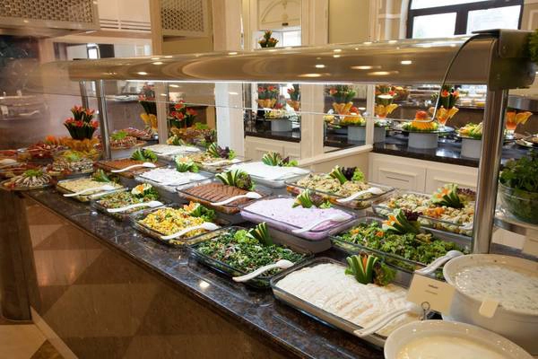 Caesars Palace, Mỹ: Bữa sáng Bacchanal ở Caesars Palace được tờ USA Today bình chọn là tiệc buffet tuyệt nhất Las Vegas. Du khách sẽ có cơ hội thưởng thức hơn 500 món, từ khoai tây nướng, sườn cừu, chân cua hoàng đế, tôm nướng... chỉ với 30 USD. Ảnh: Ballengrouplasvegasrealestate. Caesars Palace, Mỹ: Bữa sáng Bacchanal ở Caesars Palace được tờ USA Today bình chọn là tiệc buffet tuyệt nhất Las Vegas. Du khách sẽ có cơ hội thưởng thức hơn 500 món, từ khoai tây nướng, sườn cừu, chân cua hoàng đế, tôm nướng... chỉ với 30 USD. Ảnh: Ballengrouplasvegasrealestate.