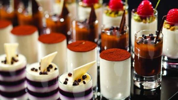 Các khu món ăn nước ngoài có đủ thứ, từ điểm tâm, phở, souffle, tới cà ri Thái... Nếu còn có thể ăn được nữa, du khách nên ghé qua khu buffet đồ ngọt với kem hoa quả, macaron, bánh quy và bánh ngọt. Ảnh: Caesars. Các khu món ăn nước ngoài có đủ thứ, từ điểm tâm, phở, souffle, tới cà ri Thái... Nếu còn có thể ăn được nữa, du khách nên ghé qua khu buffet đồ ngọt với kem hoa quả, macaron, bánh quy và bánh ngọt. Ảnh: Caesars.