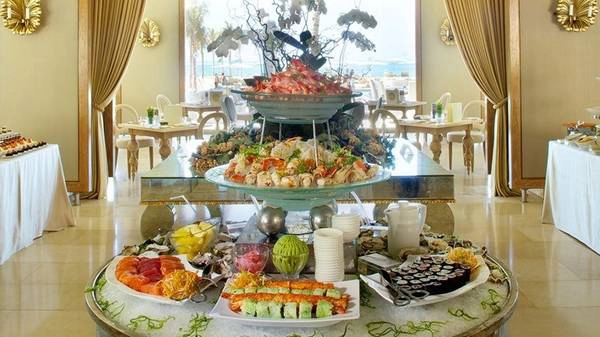 Khu nghỉ dưỡng Mulia, Bali, Indonesia: Mulia đã đưa bữa sáng muộn lên một tầm cao mới. Ngoài những món ăn chất lượng cao, các đầu bếp của khu nghỉ dưỡng còn chế biến những món có tính tương tác với du khách, như dùng băng khô để làm kem. Bếp trưởng còn đưa những món đặc biệt tới từng bàn suốt bữa ăn. Khu nghỉ dưỡng Mulia, Bali, Indonesia: Mulia đã đưa bữa sáng muộn lên một tầm cao mới. Ngoài những món ăn chất lượng cao, các đầu bếp của khu nghỉ dưỡng còn chế biến những món có tính tương tác với du khách, như dùng băng khô để làm kem. Bếp trưởng còn đưa những món đặc biệt tới từng bàn suốt bữa ăn.
