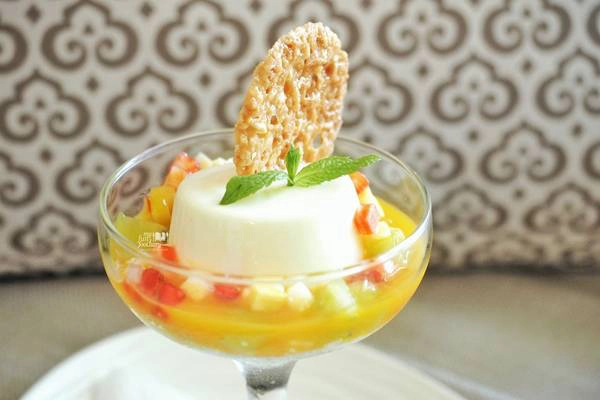 Du khách sẽ được thưởng thức hải sản tươi như cá ngừ, mực, hàu, tôm, các món sushi, tráng miệng, hay gọi món gan ngỗng từ một thực đơn theo yêu cầu mà không phải trả thêm chi phí. Ảnh: Myfunfoodiary. Du khách sẽ được thưởng thức hải sản tươi như cá ngừ, mực, hàu, tôm, các món sushi, tráng miệng, hay gọi món gan ngỗng từ một thực đơn theo yêu cầu mà không phải trả thêm chi phí. Ảnh: Myfunfoodiary.