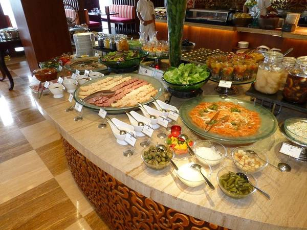 Khu nghỉ dưỡng St. Regis, Bali, Indonesia: Bữa sáng muộn ngày chủ nhật ở nhà hàng Boneka, khu nghỉ dưỡng St. Regis, phục vụ những món ăn thượng hạng, với nhiều món địa phương như cháo Indonesia, Mie Goreng và Nasi Goreng. Ảnh: Weflyfree. Khu nghỉ dưỡng St. Regis, Bali, Indonesia: Bữa sáng muộn ngày chủ nhật ở nhà hàng Boneka, khu nghỉ dưỡng St. Regis, phục vụ những món ăn thượng hạng, với nhiều món địa phương như cháo Indonesia, Mie Goreng và Nasi Goreng. Ảnh: Weflyfree.