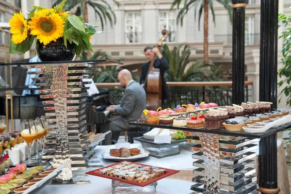 Landmark, London, Anh: Với 140 USD, du khách sẽ được thưởng thức champagne, các loại bánh mới ra lò, thịt lợn ướp, cá hồi hun khói, đủ loại salad, thịt nướng và hải sản. Ảnh: Landmarklondon. Landmark, London, Anh: Với 140 USD, du khách sẽ được thưởng thức champagne, các loại bánh mới ra lò, thịt lợn ướp, cá hồi hun khói, đủ loại salad, thịt nướng và hải sản. Ảnh: Landmarklondon.