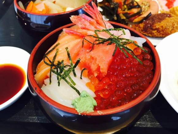 Khách sạn Hakodate Kokusai (Hakodate, Hokkaido): Tiệc buffet sáng ở khách sạn Hakodate Kokusai có đủ món Nhật và món Âu để làm thực khách hài lòng. Khách sạn Hakodate Kokusai (Hakodate, Hokkaido): Tiệc buffet sáng ở khách sạn Hakodate Kokusai có đủ món Nhật và món Âu để làm thực khách hài lòng.