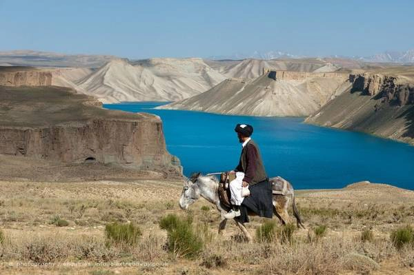 Band-e Amir là vườn quốc gia đầu tiên của Afghanistan, nằm tại tỉnh Bamyan. Band-e Amir bao gồm sáu hồ nước có màu xanh ngọc bích tuyệt đẹp, nằm ở trung tâm của Afghanistan có tổng diện tích khoảng 600km<sup>2</sup>. Band-e Amir cũng là địa điểm thu hút rất đông du khách đến với Afghanistan. Ảnh: Alex Treadway Band-e Amir là vườn quốc gia đầu tiên của Afghanistan, nằm tại tỉnh Bamyan. Band-e Amir bao gồm sáu hồ nước có màu xanh ngọc bích tuyệt đẹp, nằm ở trung tâm của Afghanistan có tổng diện tích khoảng 600km<sup>2</sup>. Band-e Amir cũng là địa điểm thu hút rất đông du khách đến với Afghanistan. Ảnh: Alex Treadway