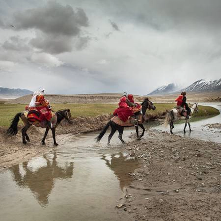 Các thành viên trong gia đình của Khan thuộc tộc người Kyrgyz đang di chuyển đến những căn nhà Yurt (một chiếc lều tròn truyền thống) vào mùa hè. Phần lớn người Kyrgyz Afghanistan là dân bán du mục và thường sống trong các lều trại. Ảnh: Matthieu Paley Các thành viên trong gia đình của Khan thuộc tộc người Kyrgyz đang di chuyển đến những căn nhà Yurt (một chiếc lều tròn truyền thống) vào mùa hè. Phần lớn người Kyrgyz Afghanistan là dân bán du mục và thường sống trong các lều trại. Ảnh: Matthieu Paley