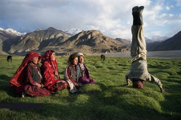 Những trẻ em đang vui chơi nô đùa trên thảo nguyên xanh mướt ở Badakhshan, Afghanistan. Ảnh: Jason P Howe Những trẻ em đang vui chơi nô đùa trên thảo nguyên xanh mướt ở Badakhshan, Afghanistan. Ảnh: Jason P Howe