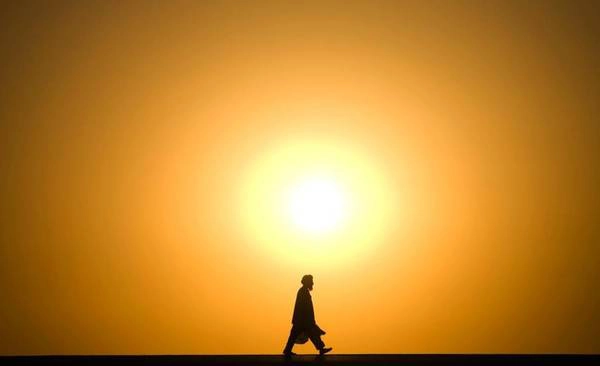 Một người đàn ông Afghanistan đang rảo bước dưới ánh chiều tà ở quận Delaram, tỉnh Nimroz, miền Nam Afghanistan. Ảnh: Marko Djurica Một người đàn ông Afghanistan đang rảo bước dưới ánh chiều tà ở quận Delaram, tỉnh Nimroz, miền Nam Afghanistan. Ảnh: Marko Djurica