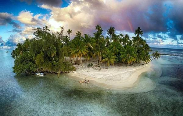 Du khách đợi hoàng hôn tại một hòn đảo "thiên đường" ở Polynesia thuộc Pháp. Tấm hình đoạt giải 3 ở hạng mục ảnh môi trường. Du khách đợi hoàng hôn tại một hòn đảo "thiên đường" ở Polynesia thuộc Pháp. Tấm hình đoạt giải 3 ở hạng mục ảnh môi trường.