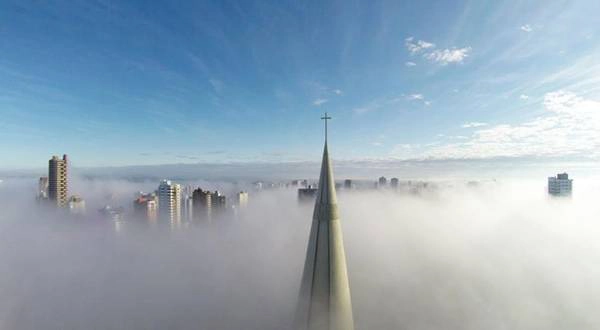 Mái nhà thờ Maringa trong làn sương mù dày đặc ở bang Parana, Brazil. Tác phẩm giành giải nhất trong hạng mục địa điểm ấn tượng. Đây cũng là ảnh nhận nhiều lượt bình chọn nhất từ khán giả. Mái nhà thờ Maringa trong làn sương mù dày đặc ở bang Parana, Brazil. Tác phẩm giành giải nhất trong hạng mục địa điểm ấn tượng. Đây cũng là ảnh nhận nhiều lượt bình chọn nhất từ khán giả.