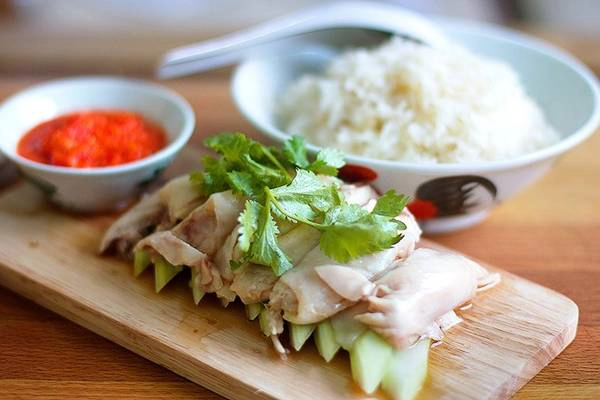 Món cơm gà vừa rẻ, vừa ngon là một lựa chọn hợp lý khi tới Singapore. Ảnh: Mothership. Món cơm gà vừa rẻ, vừa ngon là một lựa chọn hợp lý khi tới Singapore. Ảnh: Mothership.