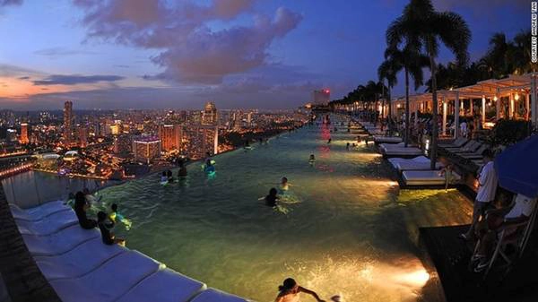 Bể bơi ở lưng chừng trời của khách sạn Marina Bay Sands đem lại cho du khách một trải nghiệm độc đáo. Ảnh: CNN. Bể bơi ở lưng chừng trời của khách sạn Marina Bay Sands đem lại cho du khách một trải nghiệm độc đáo. Ảnh: CNN.