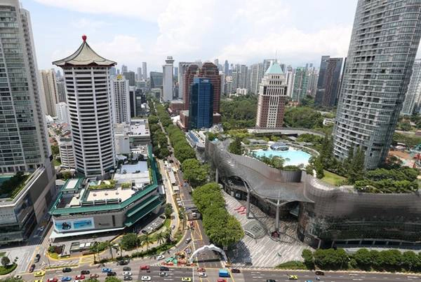 Orchard là tuyến đường mua sắm nổi tiếng của Singpore, với vô vàn thương hiệu lớn trên thế giới. Tuy nhiên, tuyến đường này vẫn giữ được hai hàng cây lớn xanh mát và sạch sẽ. Ảnh: Straitstimes. Orchard là tuyến đường mua sắm nổi tiếng của Singpore, với vô vàn thương hiệu lớn trên thế giới. Tuy nhiên, tuyến đường này vẫn giữ được hai hàng cây lớn xanh mát và sạch sẽ. Ảnh: Straitstimes.