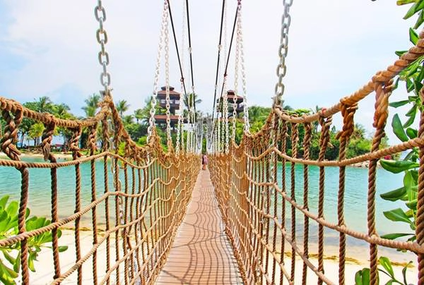 Cây cầu treo ở đảo Sentosa, khu giải trí xanh tuyệt vời dành cho các gia đình. Ảnh: Touristly. Cây cầu treo ở đảo Sentosa, khu giải trí xanh tuyệt vời dành cho các gia đình. Ảnh: Touristly.