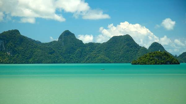 Vịnh Datai ở Langkawi với nước xanh biếc vây quay những hòn đảo hoang sơ. Ảnh: Expedia. Vịnh Datai ở Langkawi với nước xanh biếc vây quay những hòn đảo hoang sơ. Ảnh: Expedia.