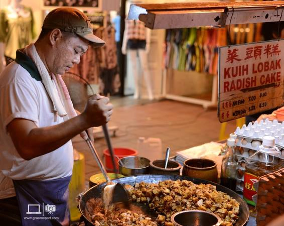 Người bán hàng ăn trên hè phố Melaka. Ảnh: Graeme Port . Người bán hàng ăn trên hè phố Melaka. Ảnh: Graeme Port .