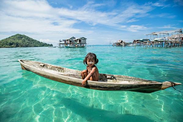 Những đứa trẻ người Bajau học bơi lặn và sử dụng thuyền từ khi còn nhỏ. Ảnh: Réhahn Croquevielle/Business Insider. Những đứa trẻ người Bajau học bơi lặn và sử dụng thuyền từ khi còn nhỏ. Ảnh: Réhahn Croquevielle/Business Insider.