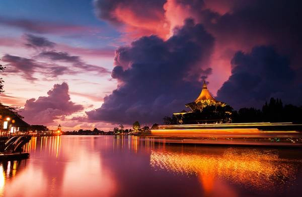 Hoàng hôn buông trên khu Kuching Waterfront ở Sarawak, Malaysia. Ảnh: Sharkawi Che Din/National Geographic . Hoàng hôn buông trên khu Kuching Waterfront ở Sarawak, Malaysia. Ảnh: Sharkawi Che Din/National Geographic .