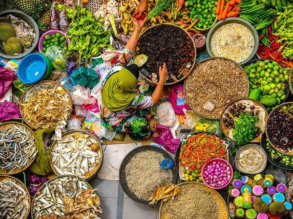 Một quầy hàng ở chợ Siti Khadijah, Kota Bharu - thành phố gần biên giới với Thái Lan của Malaysia. Ảnh: Duratul Ain D./National Geographic . Một quầy hàng ở chợ Siti Khadijah, Kota Bharu - thành phố gần biên giới với Thái Lan của Malaysia. Ảnh: Duratul Ain D./National Geographic .