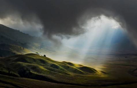 Tên tác phẩm: Light From Heaven (Ánh sáng từ thiên đường). Tác giả: Pimpin Nagawan. Địa điểm: Núi Bromo, Đông Java, Indonesia. 