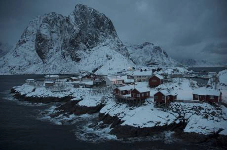 Tên tác phẩm: Fishing Huts (Rorbuer) in the Lofoten Islands. Tác giả: Mia Bennett. Địa điểm: Reine, đảo Lofoten, Bắc Na Uy.