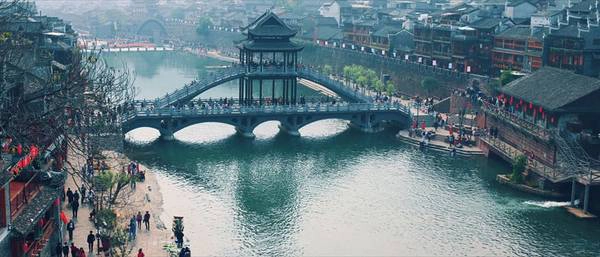 Khung cảnh "như thực như mơ" ở Phượng Hoàng cổ trấn. Ảnh: Nguyễn Trường Sơn Khung cảnh "như thực như mơ" ở Phượng Hoàng cổ trấn. Ảnh: Nguyễn Trường Sơn
