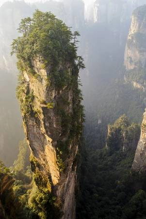 Những vách đá hùng vĩ tại khu bảo tồn thiên nhiên quốc gia Trương Gia Giới, nơi này có tới hơn 3.000 cột đá và vách núi hình thù thiên biến vạn hóa, có cột cao tới 800 m. Ảnh: Cliff Fawcett / Picfair Những vách đá hùng vĩ tại khu bảo tồn thiên nhiên quốc gia Trương Gia Giới, nơi này có tới hơn 3.000 cột đá và vách núi hình thù thiên biến vạn hóa, có cột cao tới 800 m. Ảnh: Cliff Fawcett / Picfair