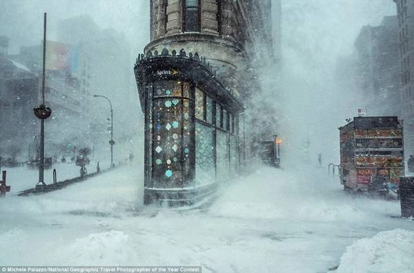 Nhiếp ảnh gia Michele Palazzo ghi lại hình ảnh tòa nhà Flatiron ở New York (Mỹ) khi thành phố chìm trong bão tuyết Jonas. 