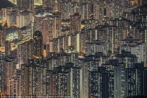 Kiến trúc ấn tượng của Hong Kong (Trung Quốc), với những tòa nhà cao ốc chọc trời. khiến người xem không khỏi choáng ngợp.