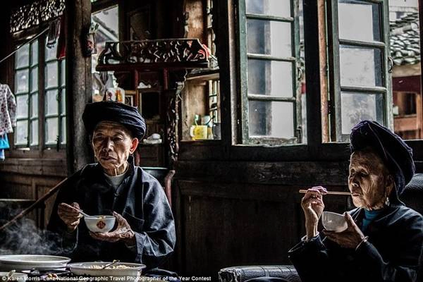 Nhiếp ảnh gia Karen Morris-Lanz được mời tới ăn trưa cùng một đôi vợ chồng khi đi du lịch ở vùng Long Thắng, Trung Quốc.