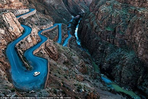Tuyến đường quanh co này cắt qua hẻm núi Dades, gần Boumalne, Souss-Massa-Draa, Morocco.