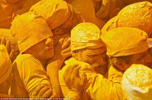 Những tín đồ phủ kín bột nghệ khiêng chiếc ghế của thần SHiva ở đền Khandoba, Jejuri, Ấn Độ, trong một ngày không trăng.