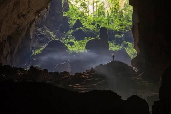 Với chiều dài gần 9 km, hang Sơn Đoòng giống như một thế giới khác lạ, với khí hậu, hệ sinh thái, động thực vật riêng. Ảnh: John Spies/Barcroft Media. Với chiều dài gần 9 km, hang Sơn Đoòng giống như một thế giới khác lạ, với khí hậu, hệ sinh thái, động thực vật riêng. Ảnh: John Spies/Barcroft Media.