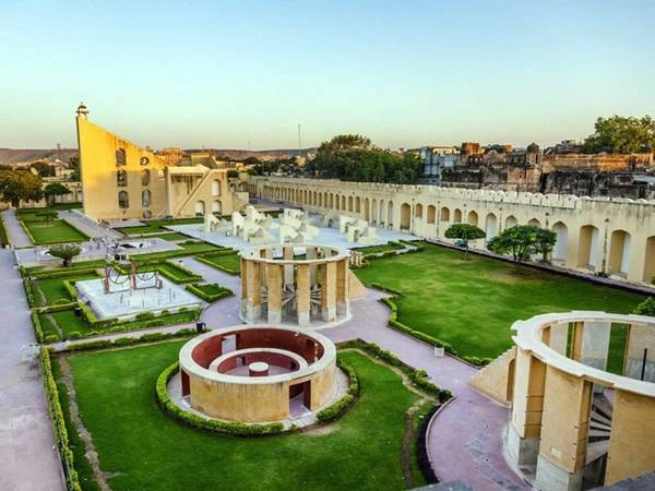Jantar Mantar là đài quan sát thiên văn được xây dựng đầu những năm 1700 ở Jaipur. Đây là đài thiên văn cổ được bảo tồn tốt nhất tại Ấn Độ.