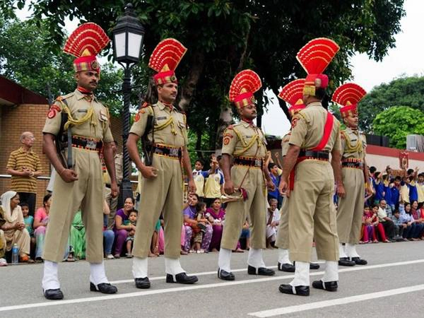Nghi thức đổi gác Wagah độc đáo ở Punjab, biên giới giữa Ấn Độ và Pakistan.